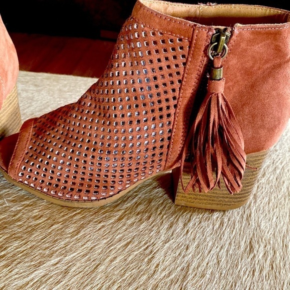 Qupid- Open Toe Booties, shooties, Chunky tassel detail, cognac color. Size 7 - Picture 2 of 7